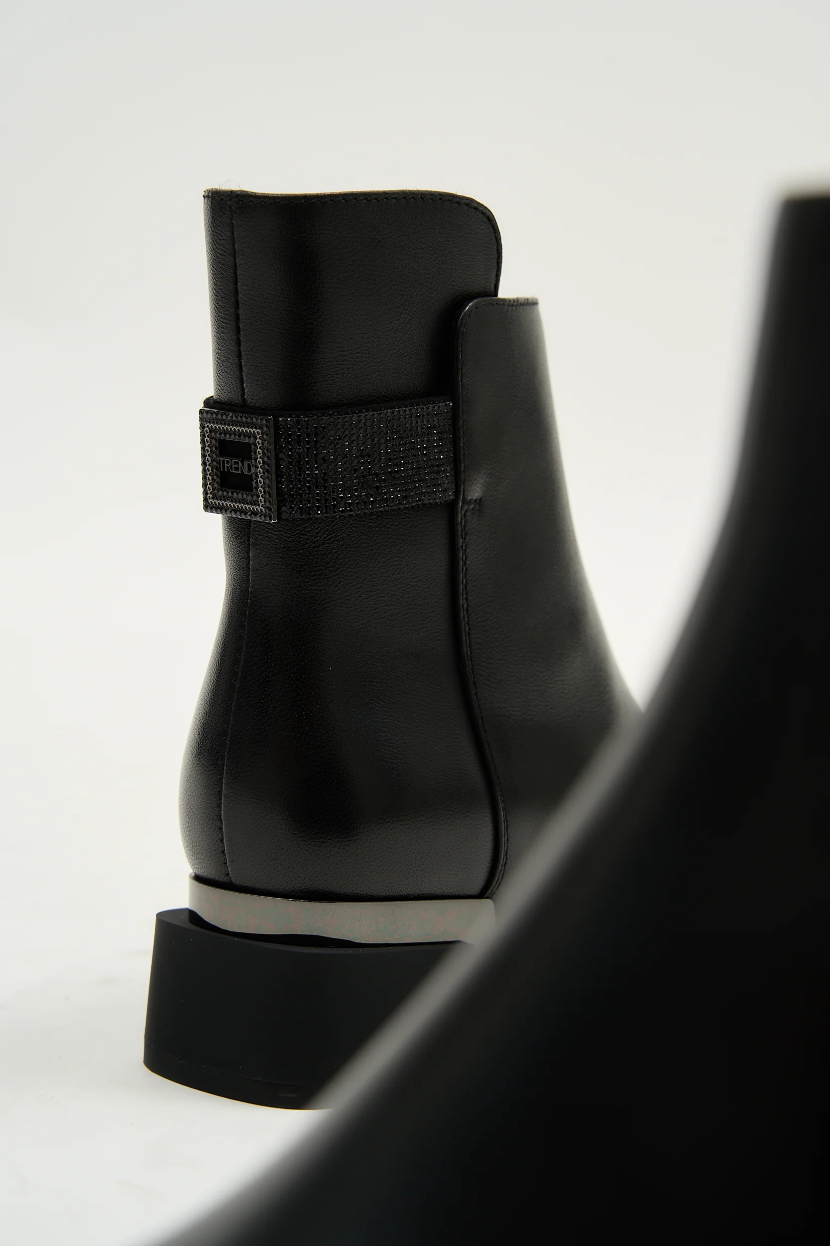 Oread Black - Image 2